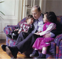  General Micheal Aoun With his CUTE grand Children