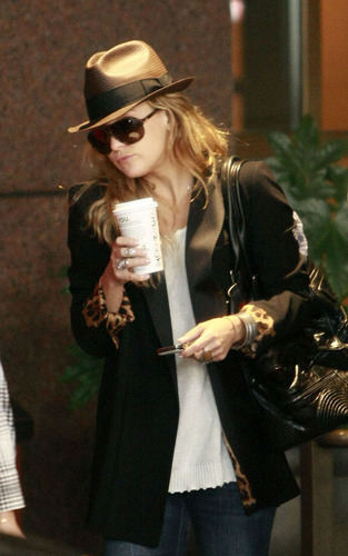  Kate Hudson arriving in Seattle (August 15).