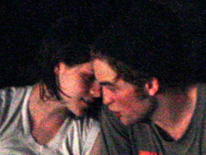 Robert Pattinson & Kristen Stewart Caught Kissing!