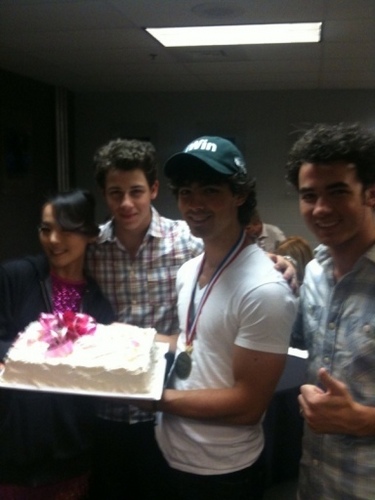  twit pic joe and his bday cake