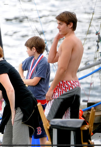  zac efron- The Death and Life of Charlie St. 雲, クラウド
