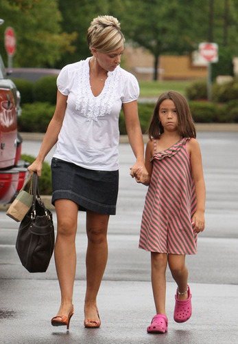  Mother-Daughter 日 for Kate and Cara Gosselin