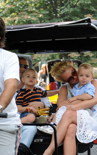  Britney with her kids