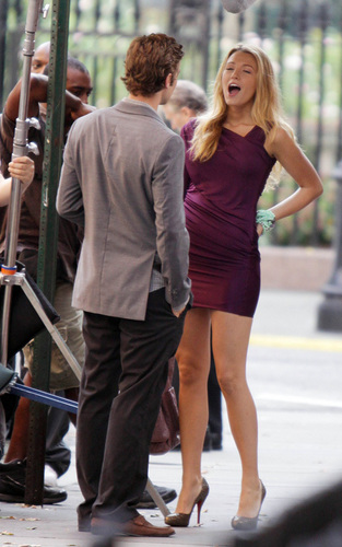  Chace Crawford and Blake Lively on the set of Gossip Girl