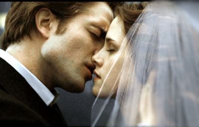  Edward & Bellla kissing at the Wedding day!