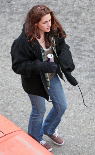  Kristen in "New Moon" set
