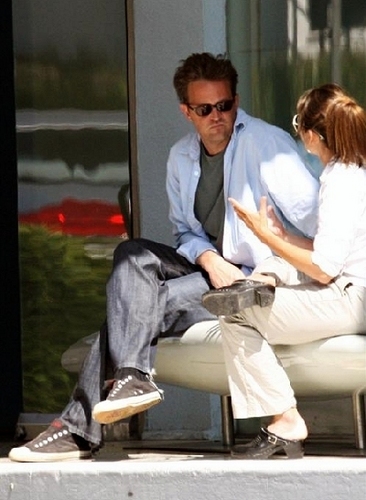  Matthew Perry chats with lady 08/18