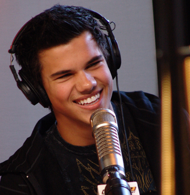  Taylor At Radio Kiis FM, Nov 08