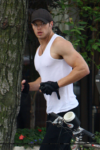  kellan doing his daily jogging (kell and his jog, ash and her dog...we can count on everyday ! :( )