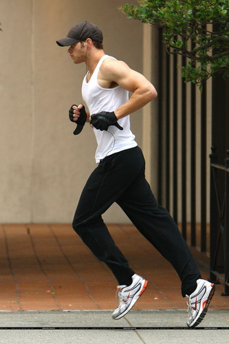kellan doing his daily jogging (kell and his jog, ash and her dog...we can count on everyday ! :( )