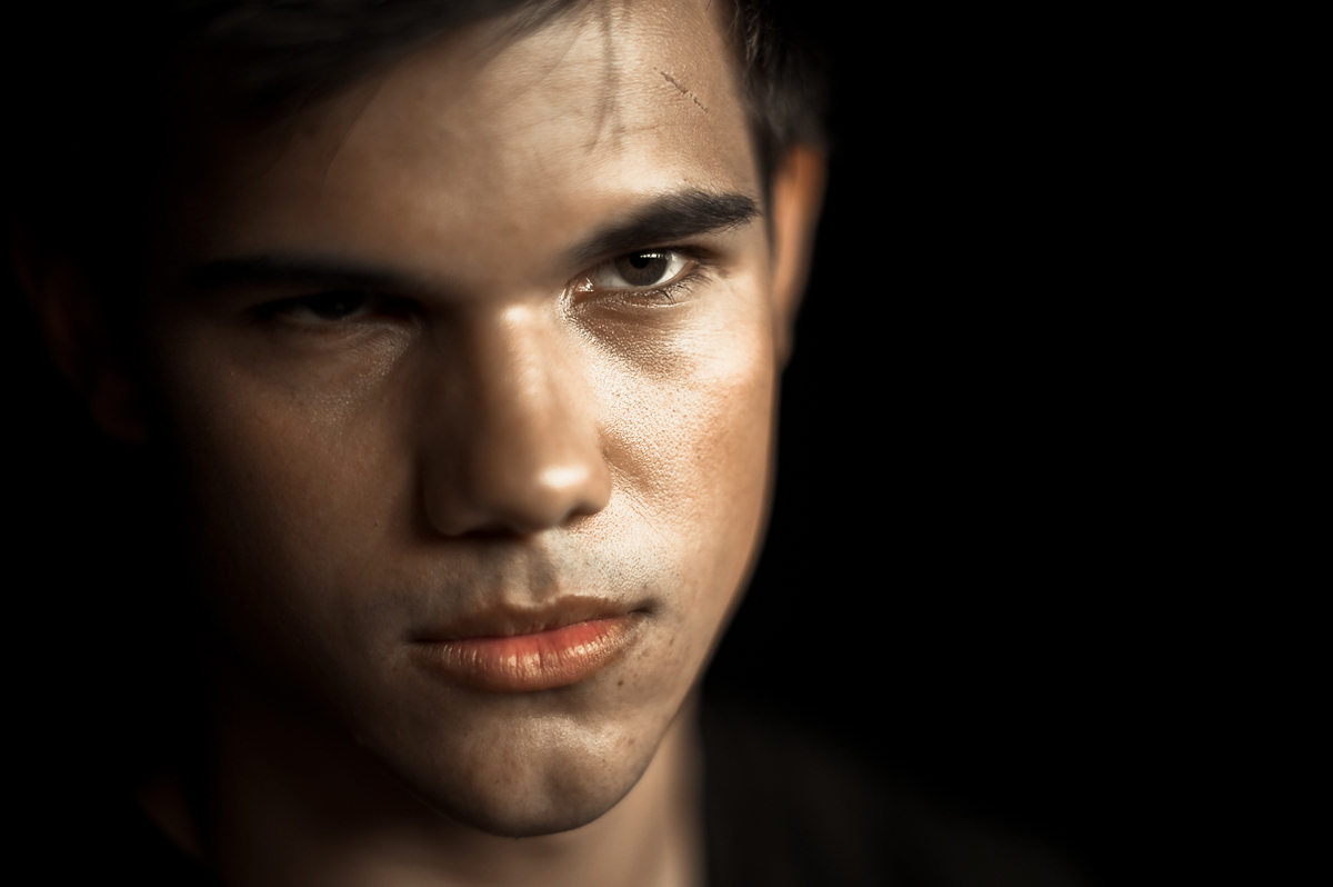 http://images2.fanpop.com/images/photos/7900000/BRAND-NEW-Taylor-Lautner-Pic-twilight-series-7916697-1200-798.jpg