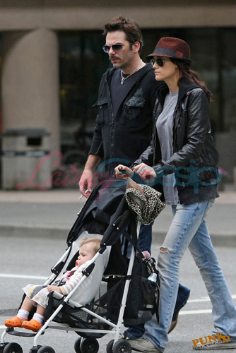  Billy Burke taking a walk with family & 'Renée" leaving "ancouver