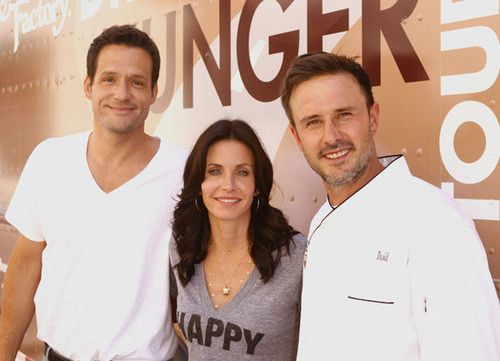  Feeding America and The Cheesecake Factory On the set of Cougar Town and স্ক্রাব