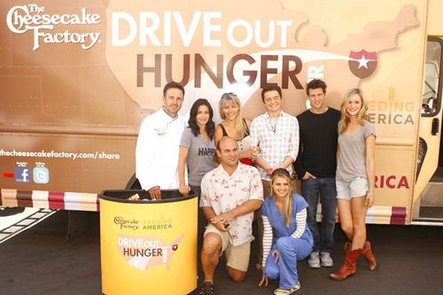  Feeding America and The Cheesecake Factory On the set of Cougar Town and Клиника