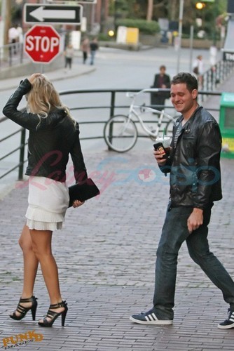  Nuevas fotos de Luisana junto a su novio Michael Buble en el aeropuerto Vancouver de Canada el 22 de