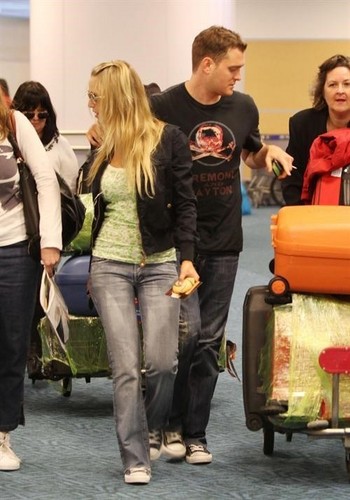  Nuevas fotos de Luisana junto a su novio Michael Buble en el aeropuerto Vancouver de Canada el 22 de
