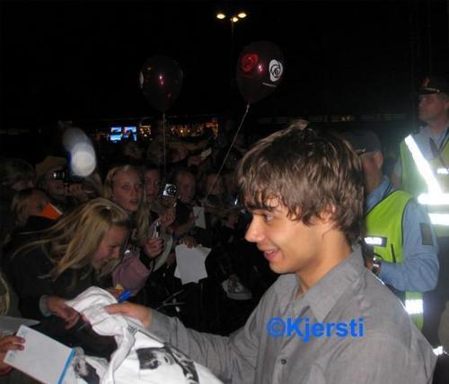  Alex meeting fans after the konsiyerto in Skien
