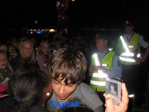  Alex meeting fans after the concierto in Skien