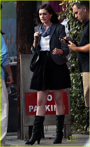 Anne Hathaway on the set