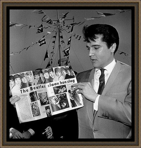  Elvis Holding A Magazine mostrando The Beatles