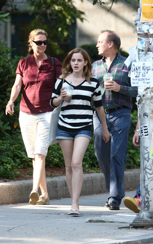  Emma out on the Brown 大学 campus