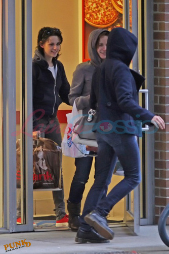  Kristen, Nikki and Elizabeth shopping in Vancouver