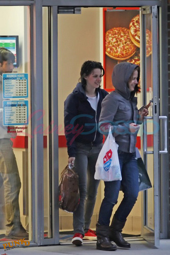  Kristen Stewart shopping with Elizabeth Reaser and Nikki Reed