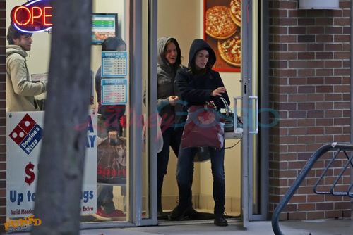  Nikki hang out with Kristen ,Elizabeth and boyfriend in Vancouver