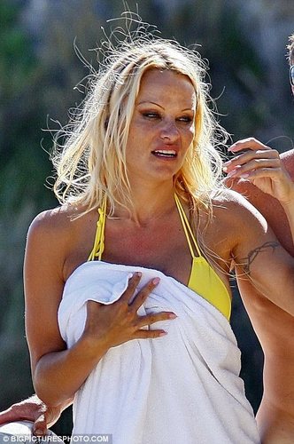  Pamela Anderson Looking Rough