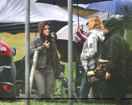  kristen on the set of Eclipse yesterday