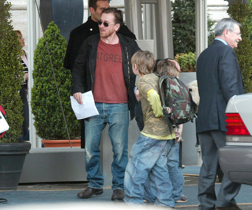  Tim Roth and his family