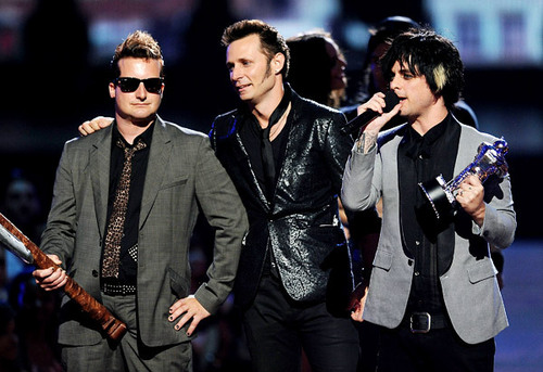  Green دن Accepting the 2009 MTV VMA for Best Rock Video for '21 Guns'