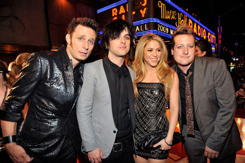 Green Day with Shakira on the Red Carpet @ the 2009 MTV VMAs