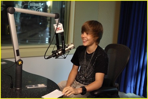  Justin Hosting Radio डिज़्नी
