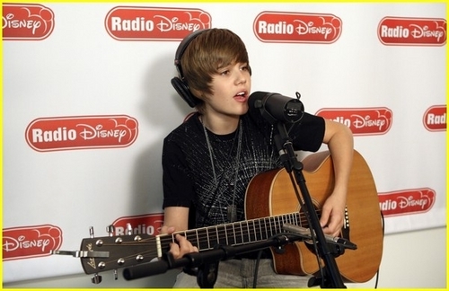  Justin Hosting Radio Дисней