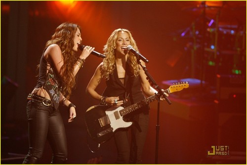  Miley Performs @ VH1’s Divas