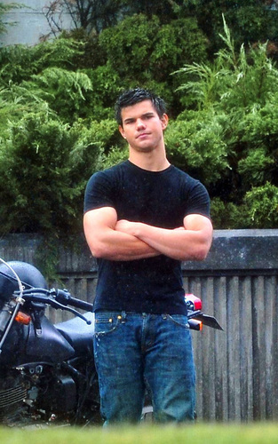  Taylor on the set of Eclipse (September 9)