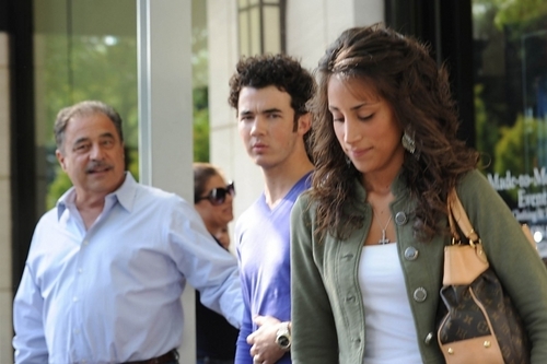  Kevin, Danielle and her parents in Manhasset, NY - 09/17