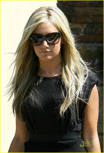  Ashley Tisdale is blonde again!
