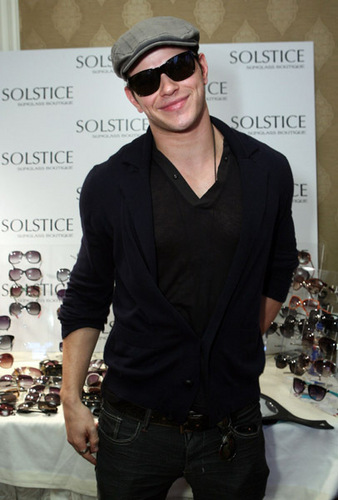  Kellan Lutz attended the Emmy Gift Suites 2009 in LA yersterday [Sept., 19]