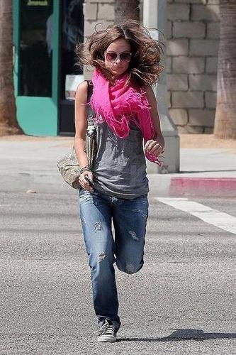  Olivia Wilde leaving her house