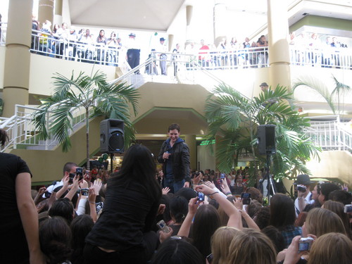  Peter Facinelli At MiddleTown, Ny Mall on 9/20