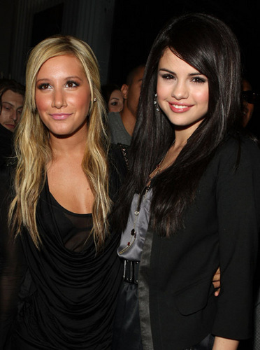  Selena Gomez & Ashley Tisdale TEEN VOGUE Young Hollywood PARTIERS