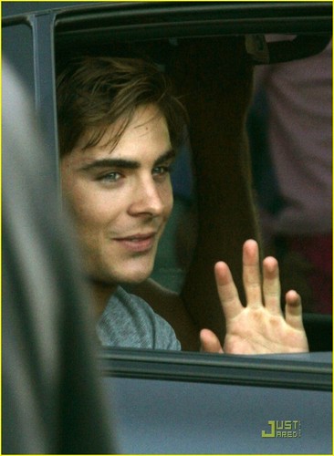  Zac Efron leaves The Death & Life of Charlie St. बादल set in Vancouver (September 25th)