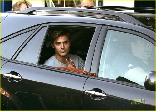  Zac Efron leaves The Death & Life of Charlie St. awan set in Vancouver (September 25th)