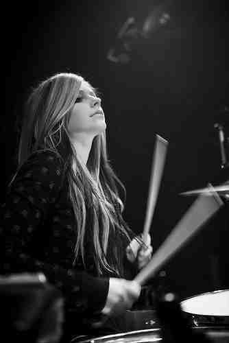  Avril Playing Drums :D