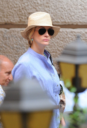 Julia Roberts filming in Rome, Italy