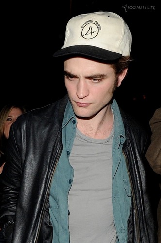  Robert Pattinson Out and About on October 3rd 2009