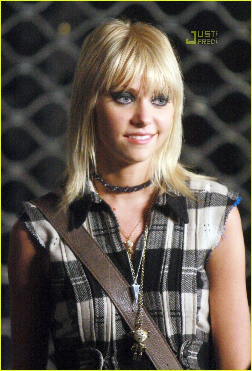Which one of these two clothing on Jenny? - Jenny Humphrey - Fanpop